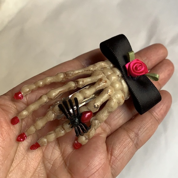 Skeleton hair clip with bow & black widow barrette - Picture 12 of 14